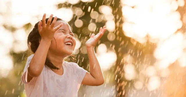 Imagem ilustrativa da notícia Afinal, banho de chuva causa gripe ou resfriado? Entenda