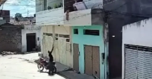 Imagem ilustrativa da notícia Vídeo: "Herói" salva criança após queda do 1º andar em PE