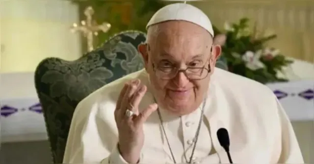 Imagem ilustrativa da notícia Em 1ª foto após internação, papa aparece diante de altar com Jesus