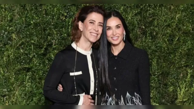 Imagem ilustrativa da notícia Fernanda Torres e Demi Moore posam juntas em evento pré-Bafta