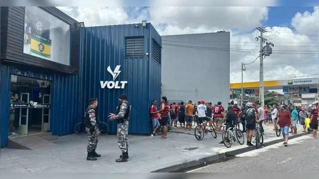 Imagem ilustrativa da notícia Vídeo: Torcida lota Baenão para ver jogadores do Flamengo