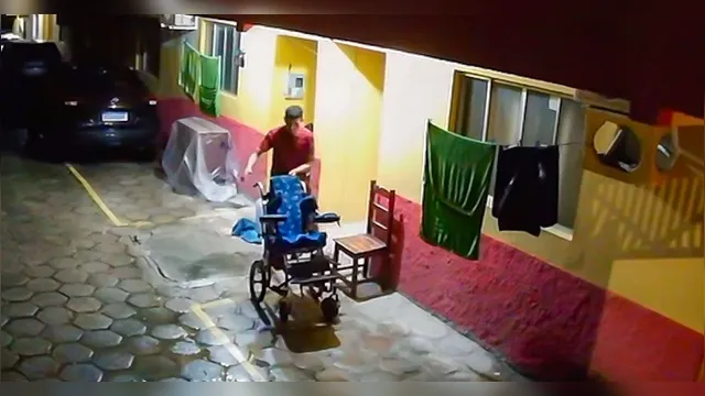 Imagem ilustrativa da notícia Vídeo: Homem invade casa e rouba cadeira de rodas de criança