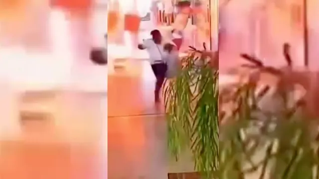 Imagem ilustrativa da notícia Mulher invade shopping e provoca incêndio em loja