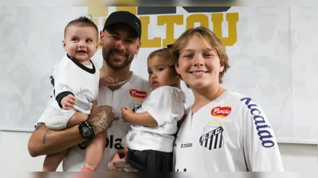 Imagem ilustrativa da notícia Neymar aparece pela 1ª vez com os três filhos e web reage