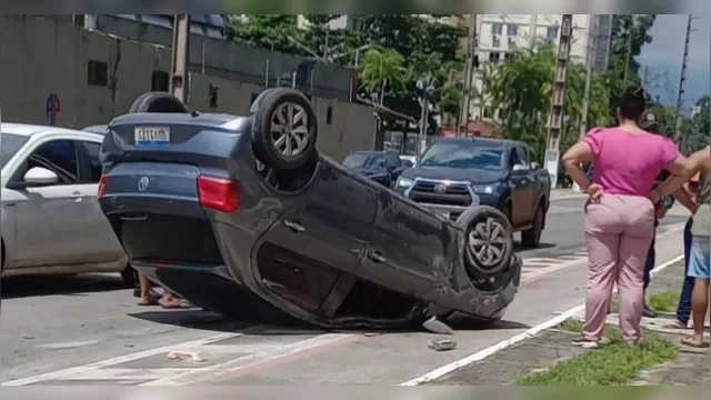 Imagem ilustrativa da notícia Carro capota na Avenida João Paulo II, em Belém 