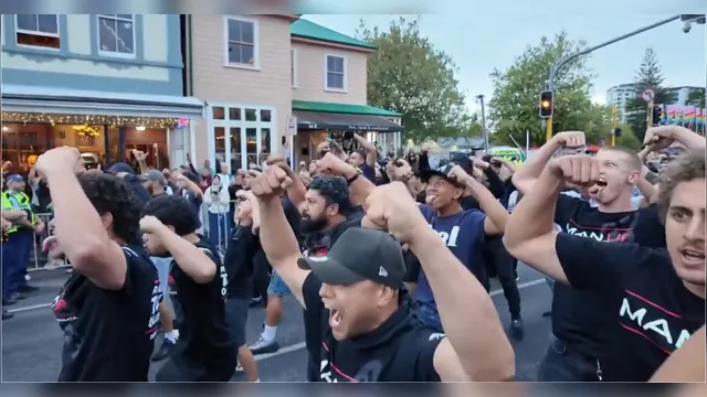 Imagem ilustrativa da notícia Vídeo: homens Maori fazem o Haka em protesto contra parada LGBTQI+