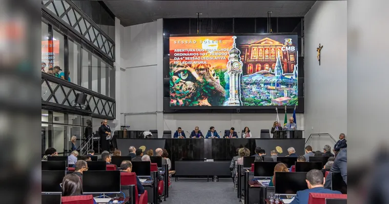 Imagem ilustrativa da notícia Alepa aprova revogação da Lei do Magistério