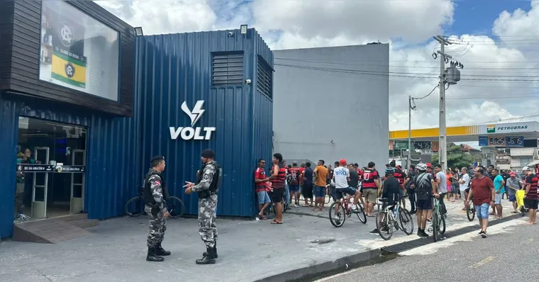 Imagem ilustrativa da notícia Vídeo: Torcida lota Baenão para ver jogadores do Flamengo