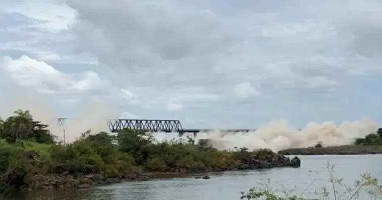 Imagem ilustrativa da notícia Estrutura de ponte que caiu entre TO e MA é implodida