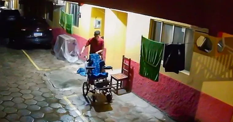Imagem ilustrativa da notícia Vídeo: Homem invade casa e rouba cadeira de rodas de criança