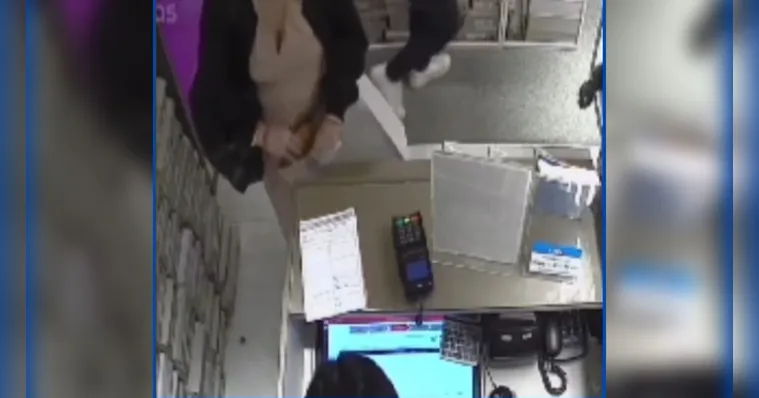 Imagem ilustrativa da notícia Vídeo: mulher é flagrada furtando uma carteira avaliada em R$ 600, em Belém