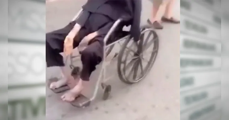 Imagem ilustrativa da notícia Morte: homem perambula com corpo da mãe de 100 anos pela rua