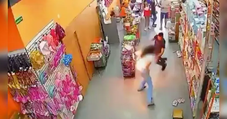 Imagem ilustrativa da notícia Vídeo: celular explode e incendeia no bolso de mulher
