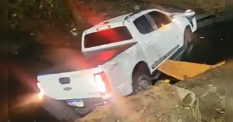 Imagem ilustrativa da notícia Vídeo: carro cai no canal da avenida Bernardo Sayão
