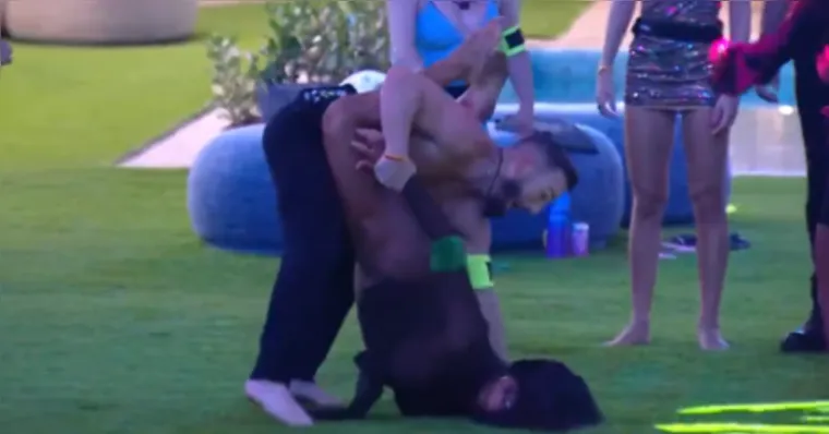 Imagem ilustrativa da notícia De fio cavado no bumbum GG, Gracyanne cai de cara no chão com Diego Hypólito 