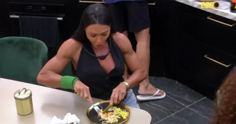 Imagem ilustrativa da notícia Fim do ovo? Gracyanne Barbosa é alertada ao comer frango cru