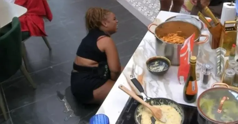 Imagem ilustrativa da notícia BBB: Camilla tem crise de riso e faz xixi no chão da cozinha