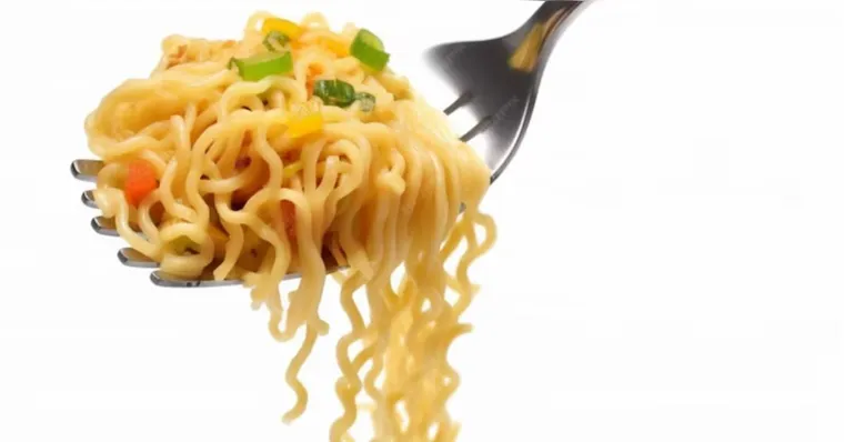 Imagem ilustrativa da notícia Adolescente morre após comer manga com macarrão instantâneo