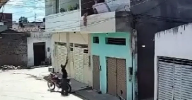 Imagem ilustrativa da notícia Vídeo: "Herói" salva criança após queda do 1º andar em PE