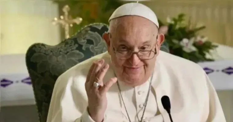 Imagem ilustrativa da notícia Em 1ª foto após internação, papa aparece diante de altar com Jesus