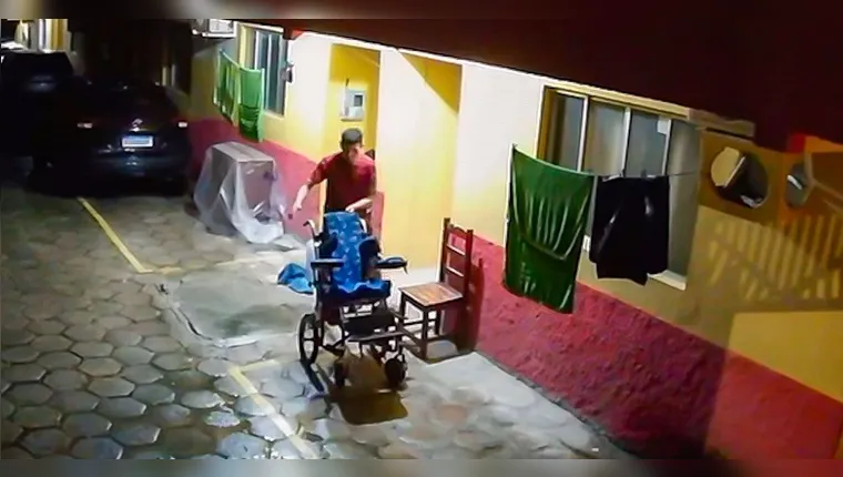 Imagem ilustrativa da notícia Vídeo: Homem invade casa e rouba cadeira de rodas de criança