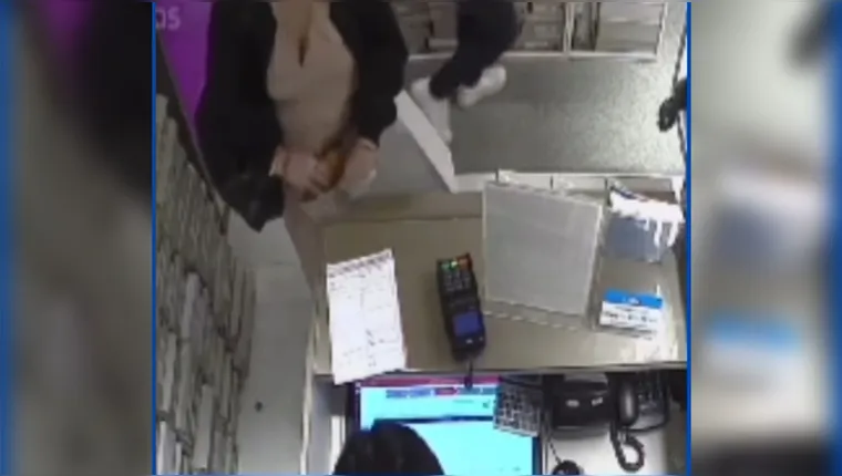 Imagem ilustrativa da notícia Vídeo: mulher é flagrada furtando uma carteira avaliada em R$ 600, em Belém