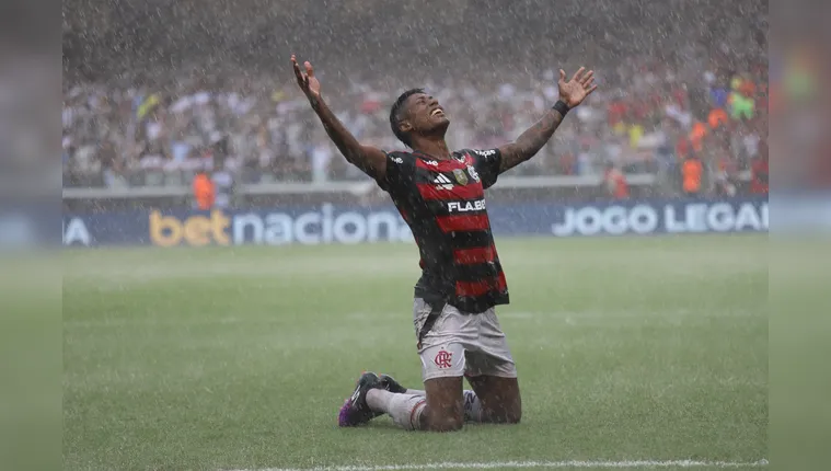 Imagem ilustrativa da notícia É muita água! Chuva para Flamengo x Botafogo; veja imagens