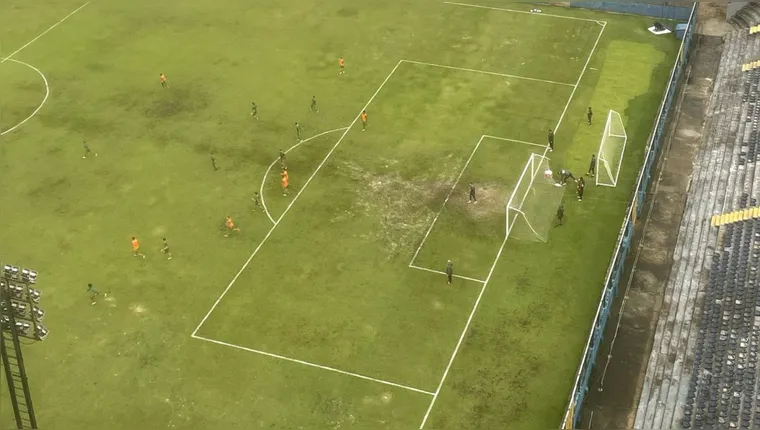 Imagem ilustrativa da notícia Vídeo: Clube do Remo treina em campo de "pelada" e torcida detona