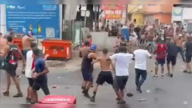 Imagem ilustrativa da notícia Briga entre flamenguistas e tricolores leva caos às ruas do Rio