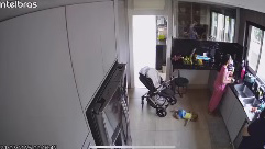 Criança cai ao cair da cadeira