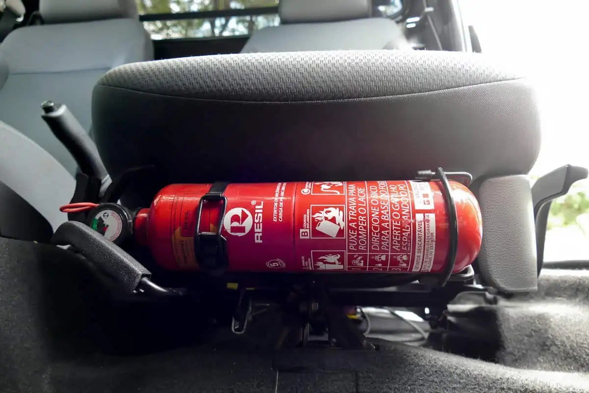 Se o veículo de passeio ou utilitário tiver um extintor instalado, ele precisa estar dentro das especificações exigidas.