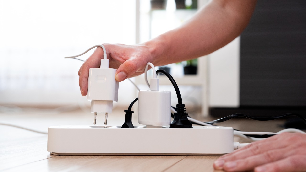 Esse fenômeno, conhecido como "consumo fantasma", pode representar até 12% do gasto mensal de eletricidade, segundo estudos do Instituto Akatu.