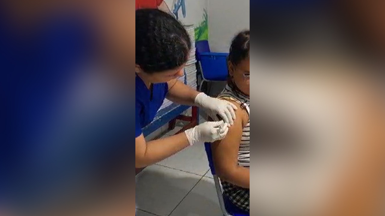 A iniciativa tem como objetivo imunizar meninos e meninas de 9 a 14 anos, faixa etária recomendada pelo Ministério da Saúde para a proteção contra o vírus.