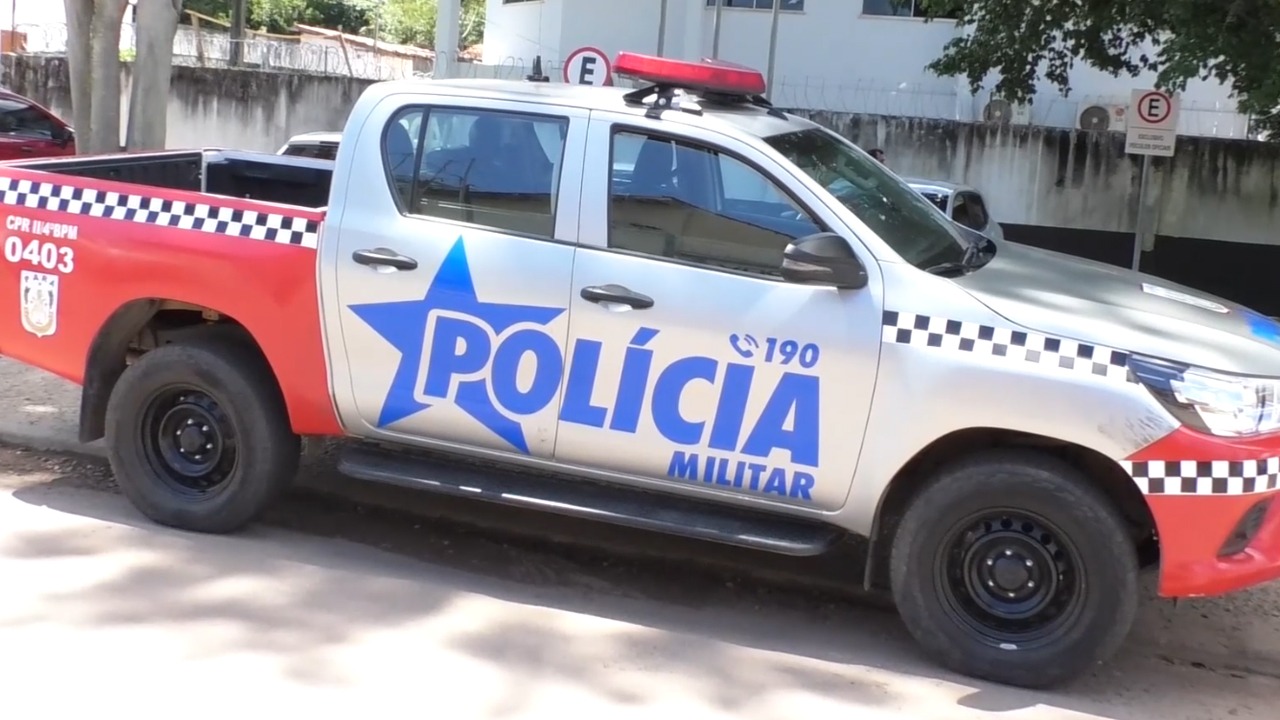Ao chegar, os agentes policiais encontraram um indivíduo encapuzado, portando uma foice.