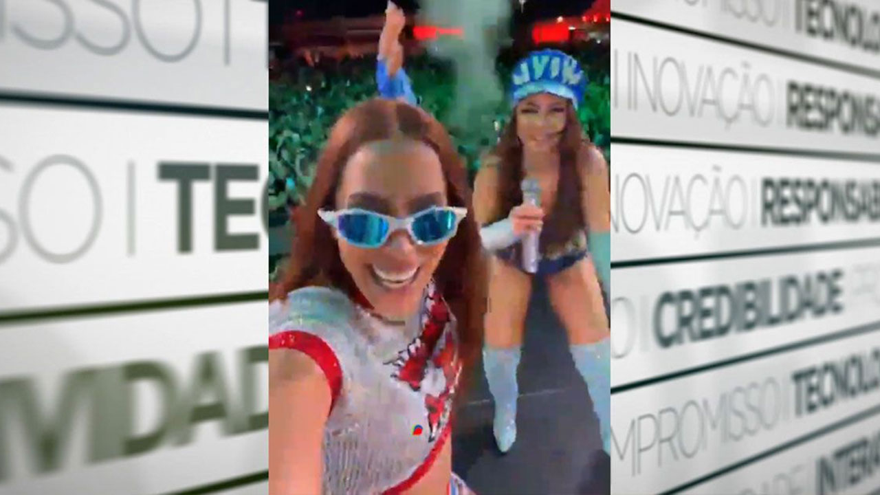 Anitta não se conteve e "endoidou" no palco.