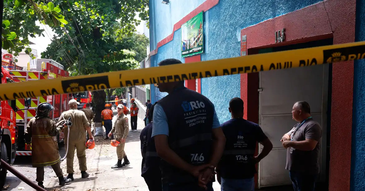 Fábrica de fantasias de Carnaval no Rio de Janeiro pega fogo.