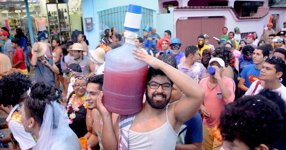 Independente do tamanho da garrafa, a bebida é figurinha carimbada no carnaval bragantino