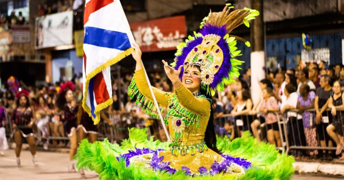 Shayane Negrão, porta-bandeira da Embaixada do Império Pedreirense e pesquisadora do Carnaval do bairro