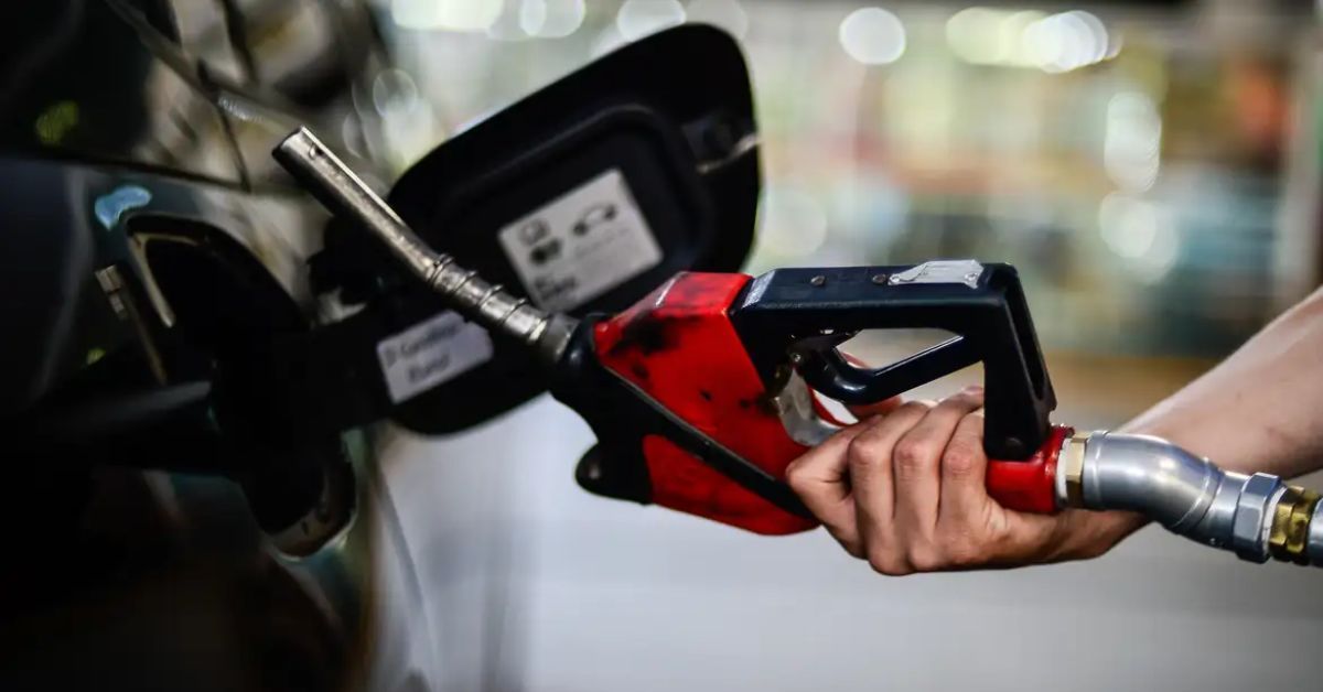 A chamada "gasolina caseira" surgiu há  alguns anos na internet e viralizou novamente após os altos preços dos combustíveis.