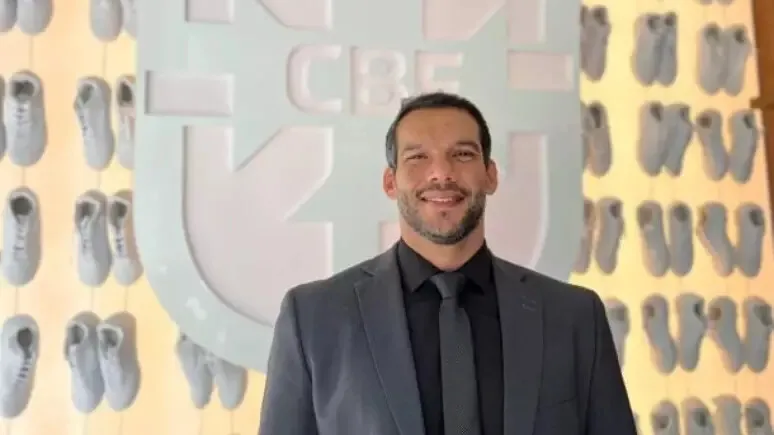 Samir Xaud é eleito presidente da CBF, com apoio de 25 federações e 10 clubes.