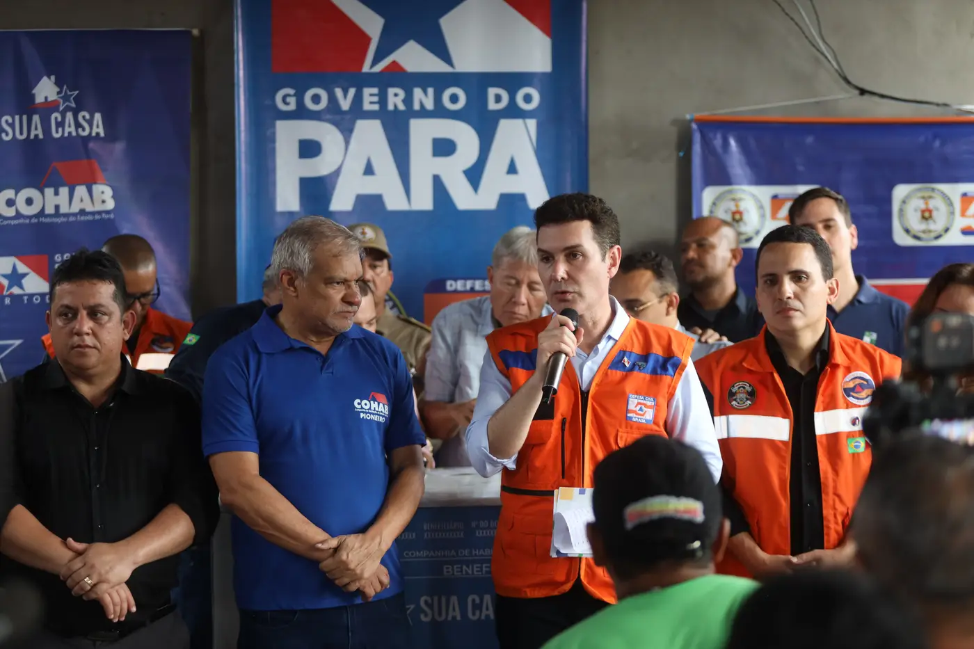 O Ministro das Cidades, Jader Filho, e o vice-prefeito de Belém, Cássio Andrade, estiveram com as famílias que tiveram casas afetadas por vendaval em Mosqueiro.