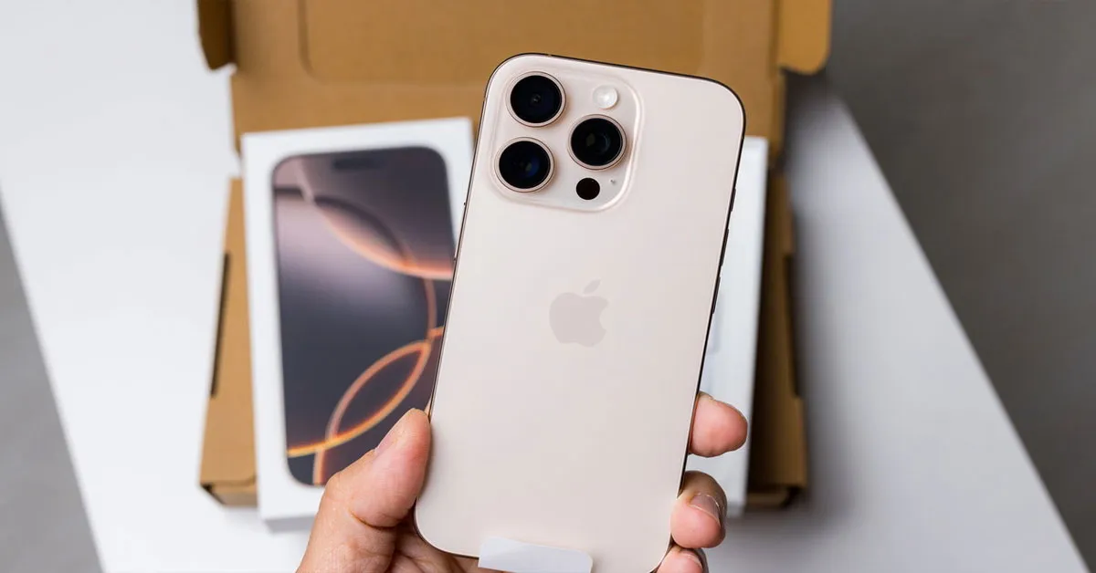 Modelo iPhone 16 em destaque