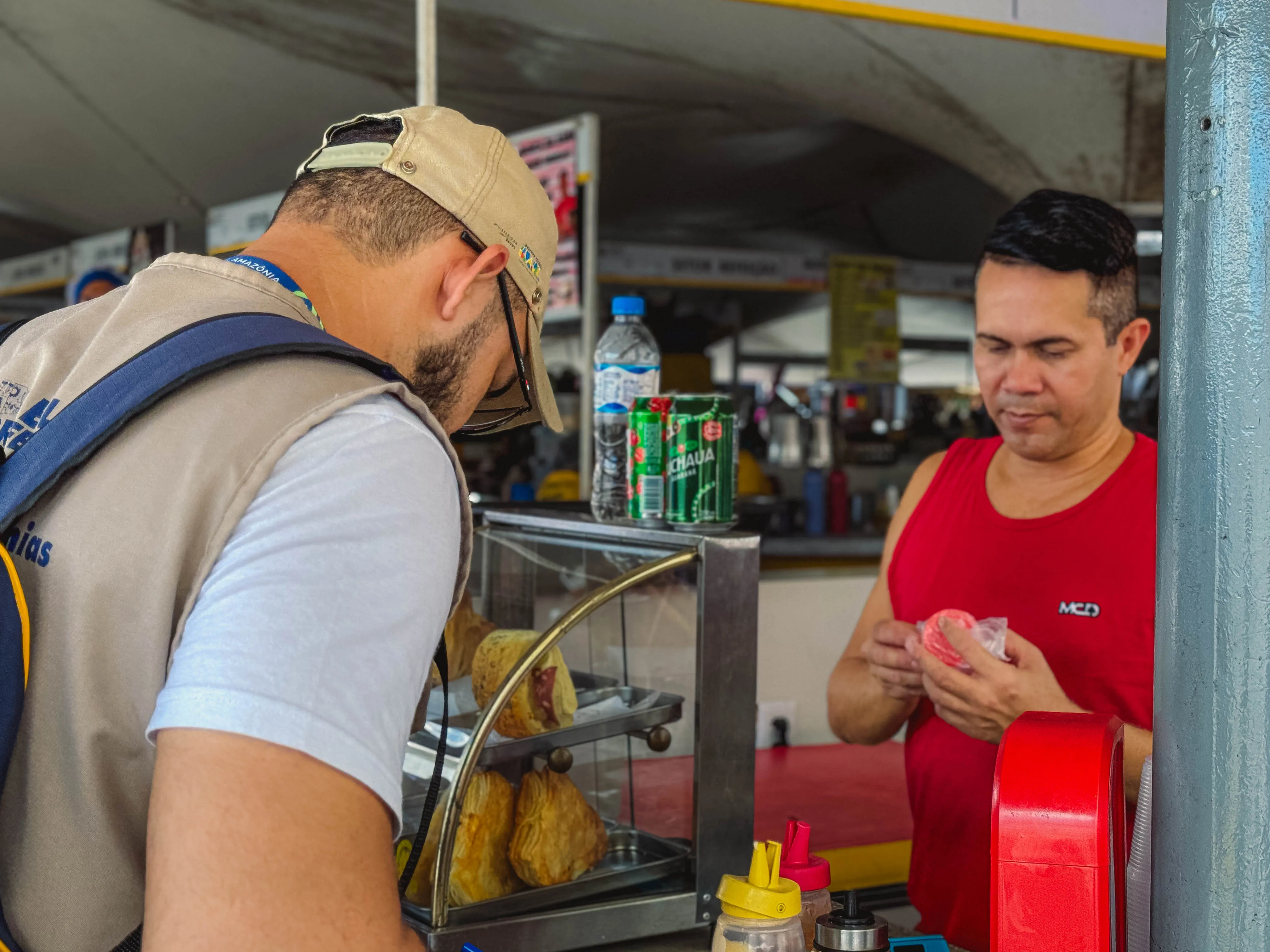 Prefeitura de Belém lança projeto de saúde pública no Ver-o-Peso para prevenir doenças entre feirantes, com foco em esquistossomose e verminoses.