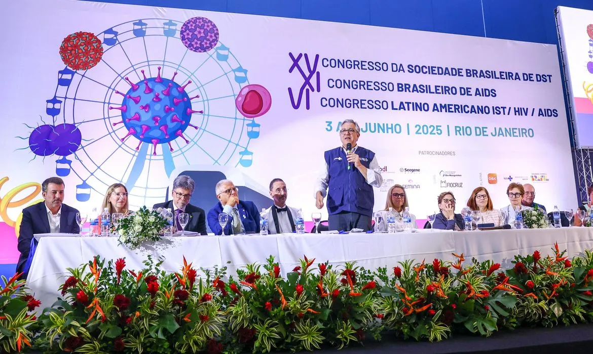 Brasil alcança taxa de transmissão vertical do HIV abaixo de 2% e busca certificação internacional.