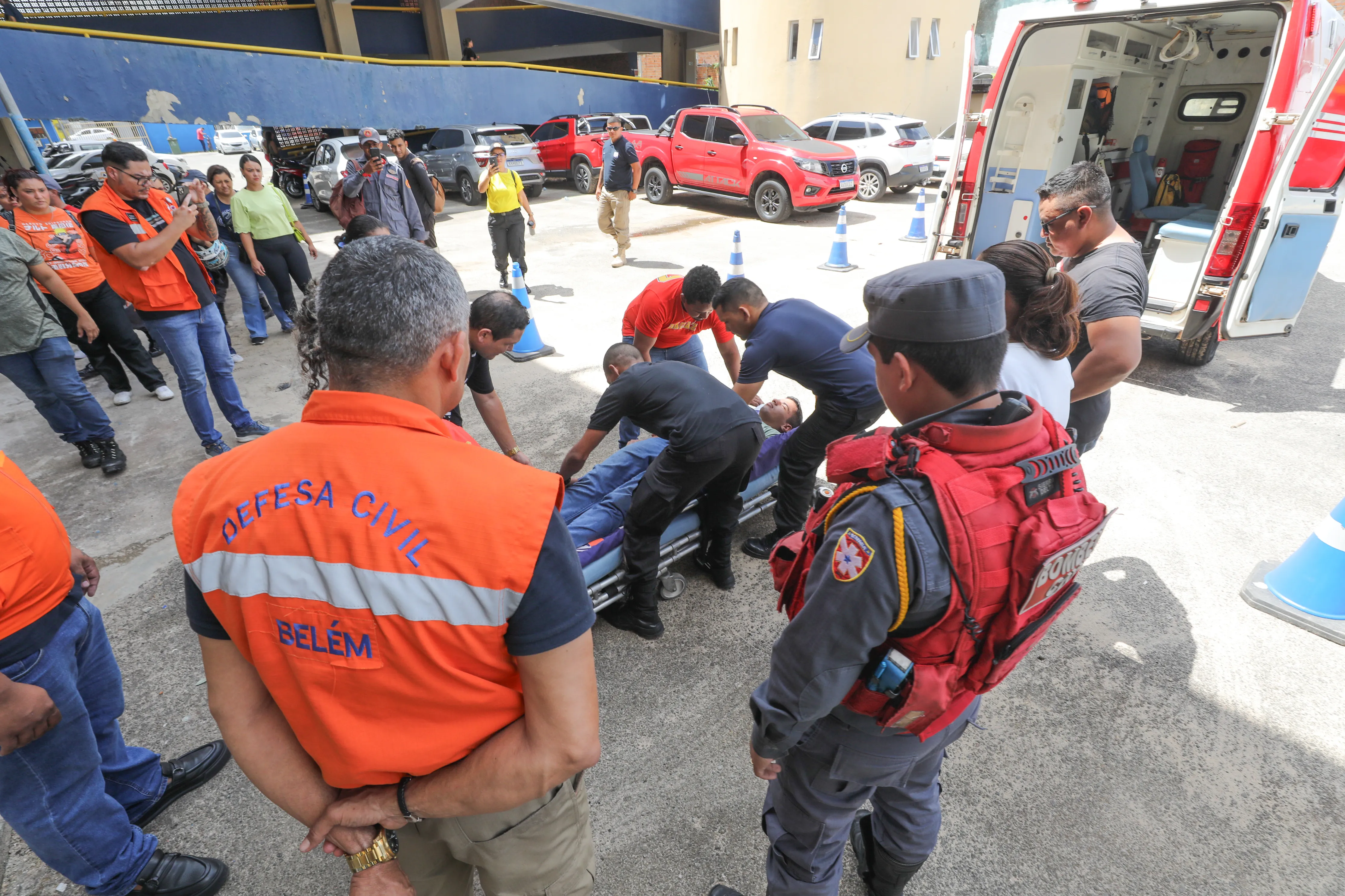 A Defesa Civil de Belém inicia capacitação de voluntários para eventos como o Círio de Nazaré e a COP 30, preparando cidadãos para emergências.