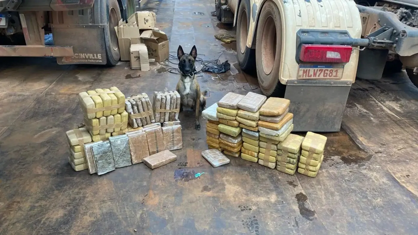 Ísis junto a droga encontrada por ela