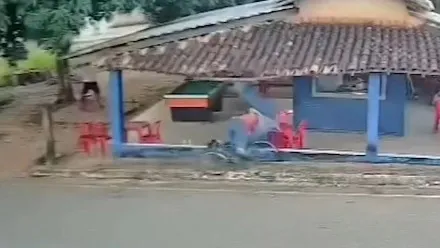 Colisão ainda abalou estrutura do telhado do estabelecimento