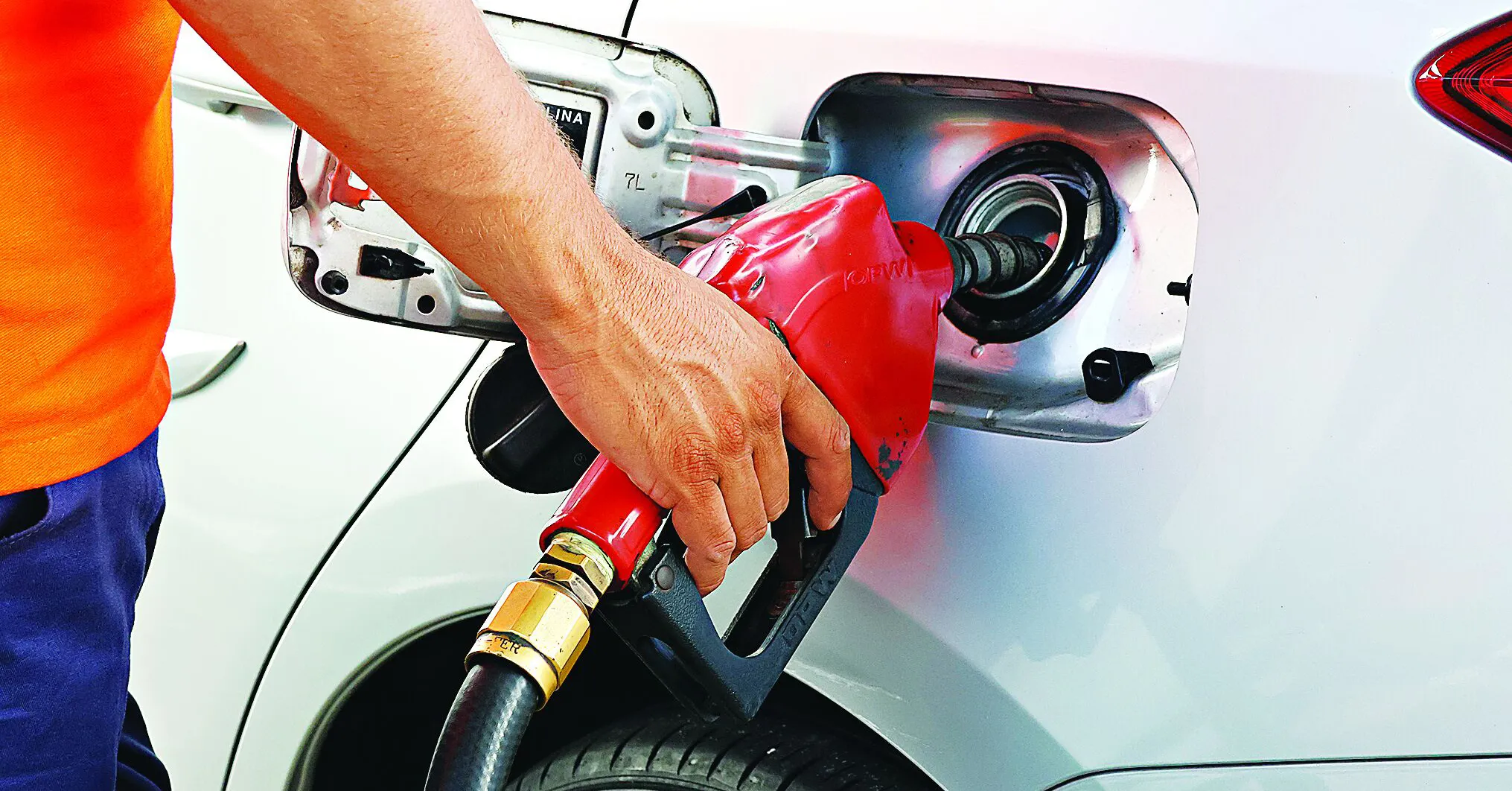 Abastecer demais pode aumentar o consumo de combustível, já que um tanque cheio deixa o carro mais pesado.