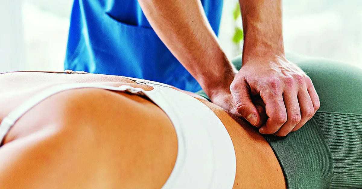 A quiropraxia está associada ao alívio de tensões musculares, recuperação de lesões, auxílio em problemas de locomoção, diminuição das dores da fibromialgia e também atua na reeducação da postura, entre outros