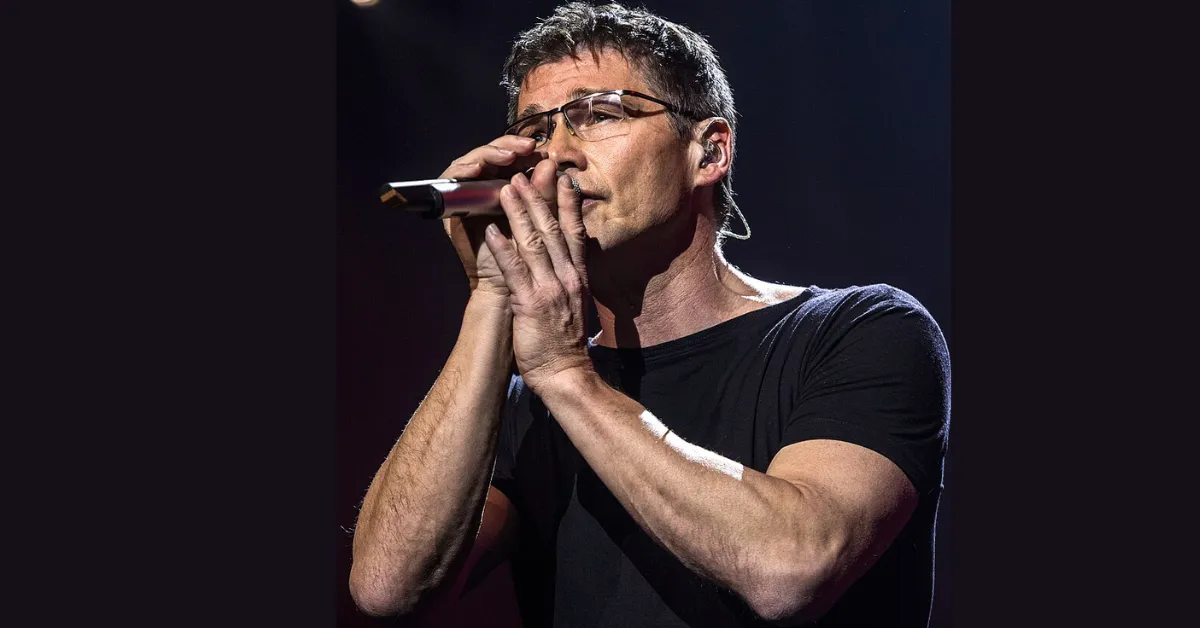 Morten Harket durante show: vocalista do A-ha enfrenta diagnóstico de Parkinson.
